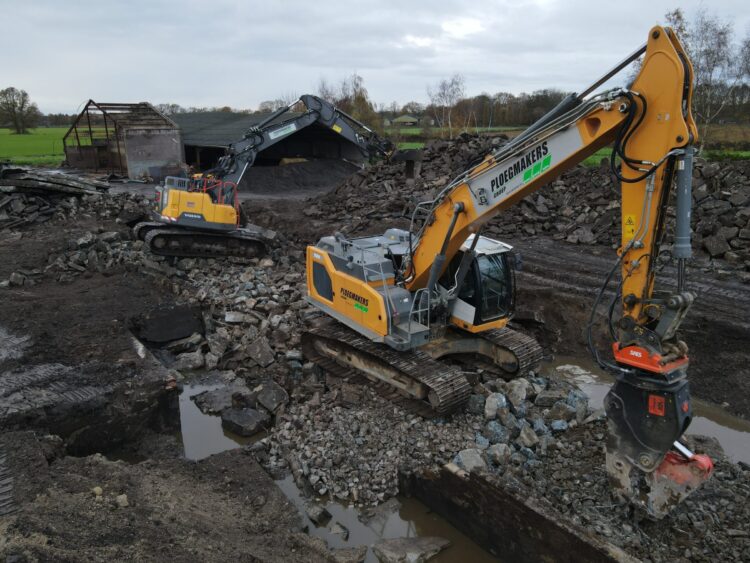 Slopen stallen en terreinverharding St. Anthonis
